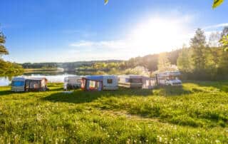 Vacaciones en un camping con caravana: ¿cómo organizar tu estancia?